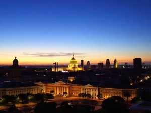 Peisaj urban al Bucureștiului la apus.