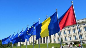 Steaguri UE și România în fața unei clădiri guvernamentale
